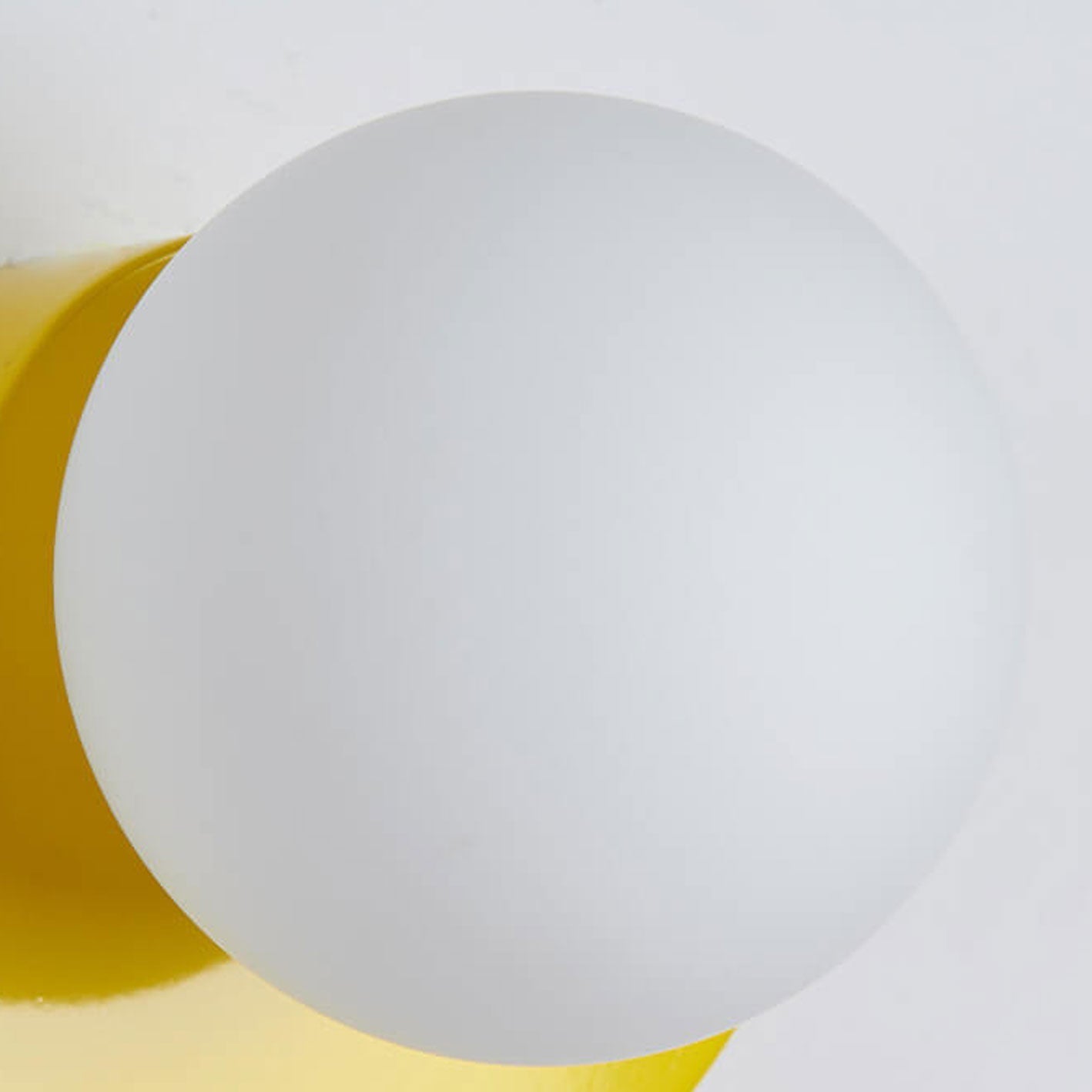 Aurora Halbkreis Wandleuchte eingeschaltet warmes farbiges Licht PVC Glas Wandlampe Innenraum