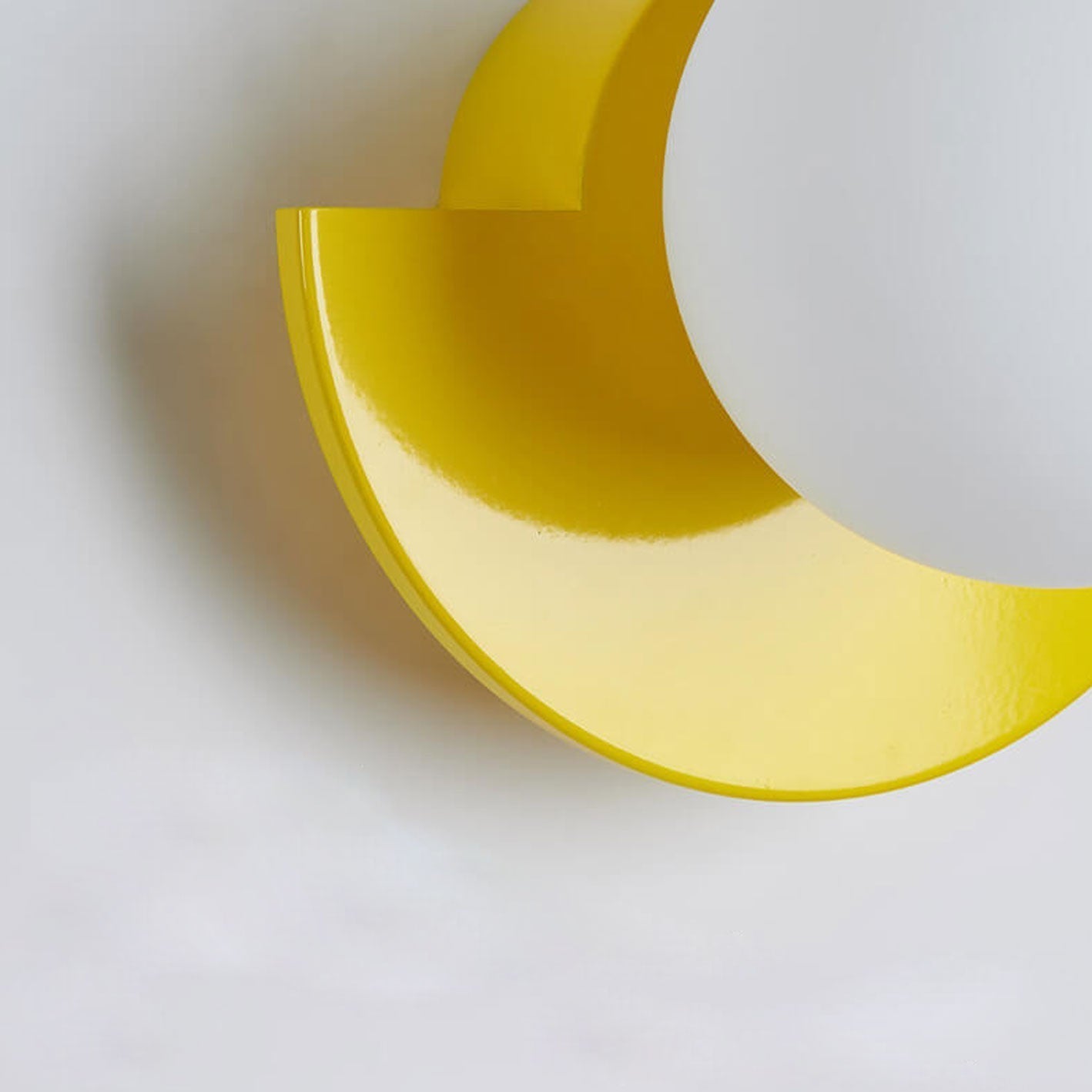 Aurora Halbkreis Wandleuchte Gesamtansicht elegantes farbiges Design Wandlampe Innenbereich