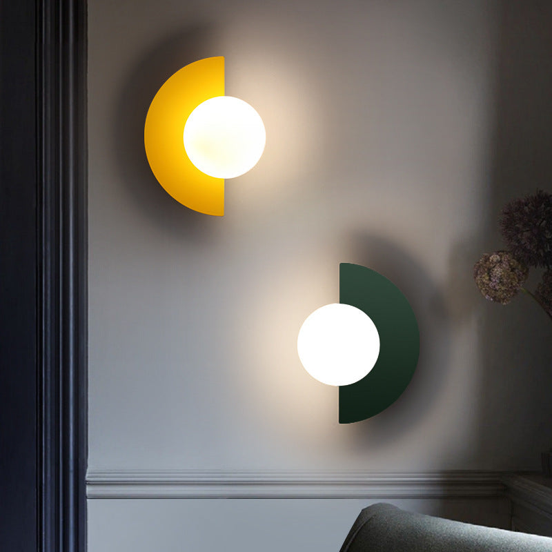 Aurora Halbkreis Wandlampe Nahaufnahme Glasstruktur farbiges PVC Design Innenbeleuchtung