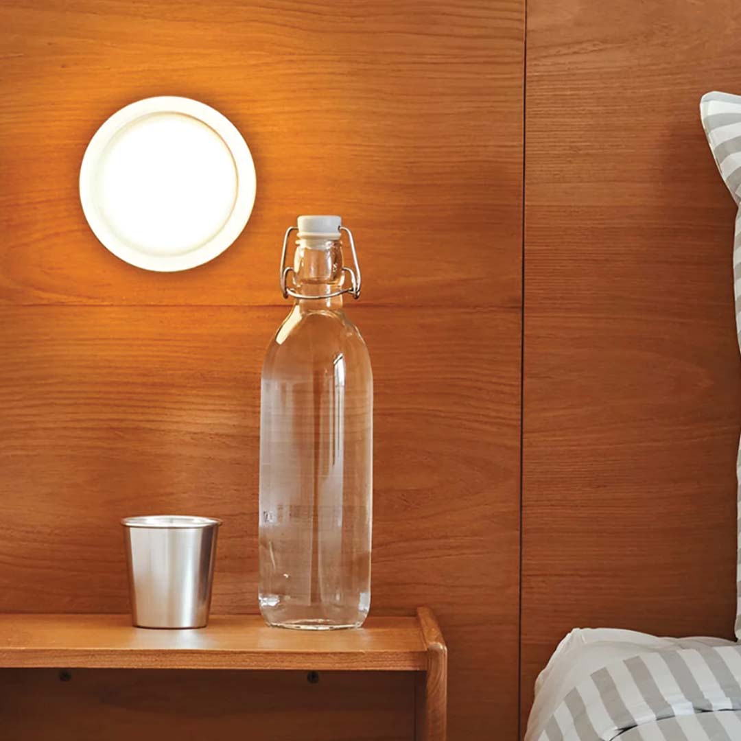 Dimple Aura Wandlampe eingeschaltet warmes Licht Wohnzimmerleuchte